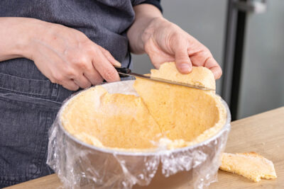 Schüssel mit Biskuitboden auskleiden 