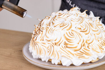 Eisbombe: Baiser-Schicht flambieren