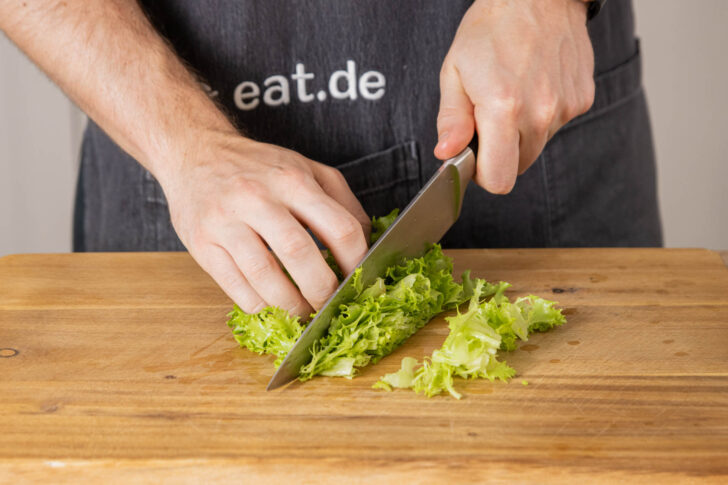 Endiviensalat klein schneiden
