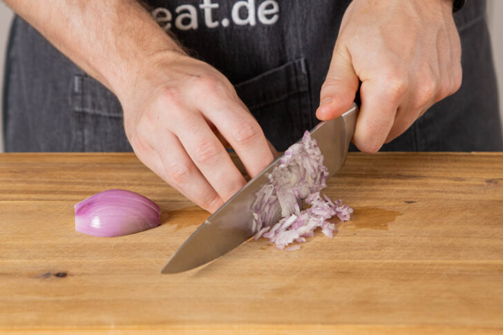 Schalotte würfeln