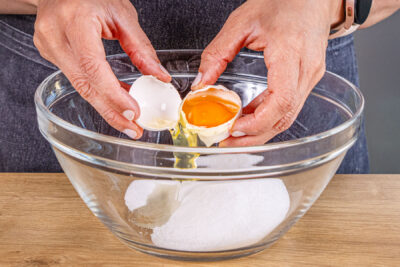 Eier und Zucker schaumig schlagen