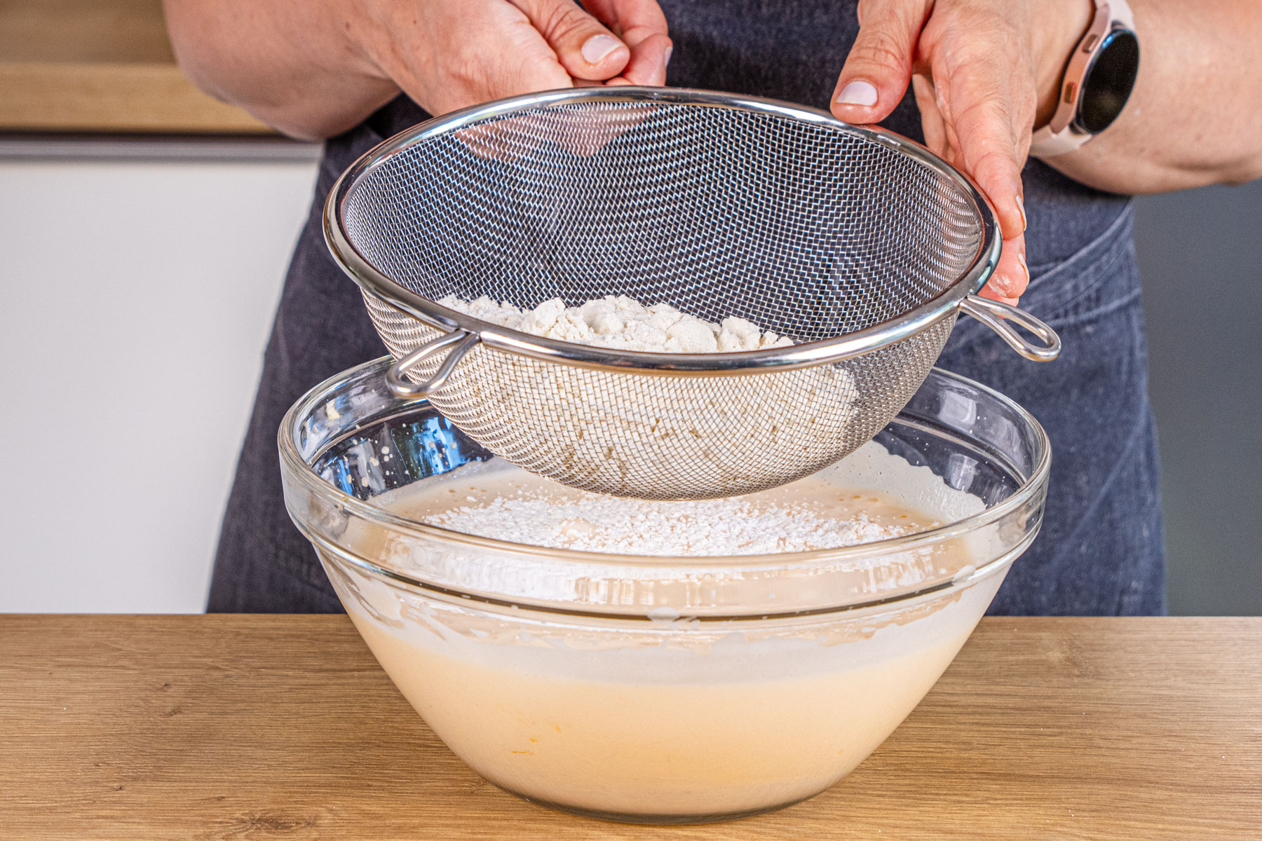 Sommerliche Erdbeer-Joghurt-Torte mit fluffigem Biskuitboden | Rezept