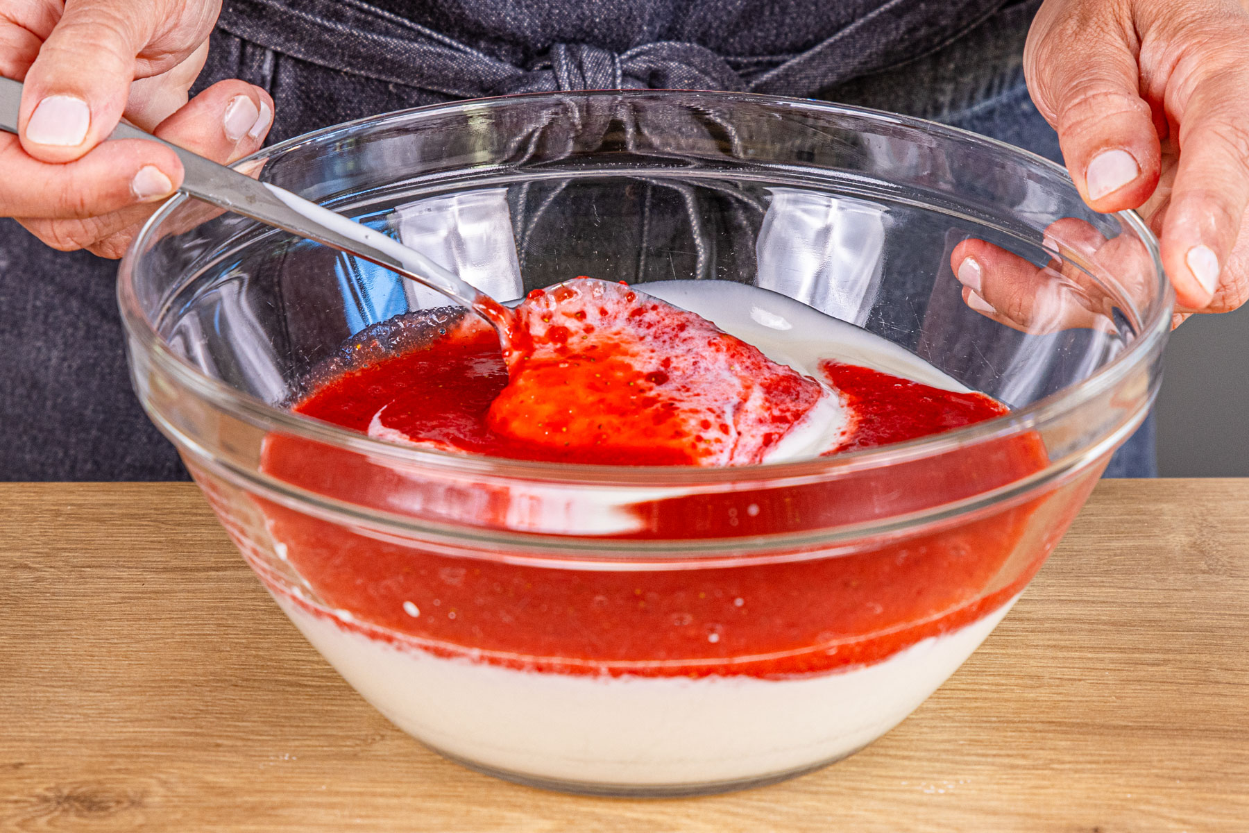 Sommerliche Erdbeer-Joghurt-Torte mit fluffigem Biskuitboden | Rezept