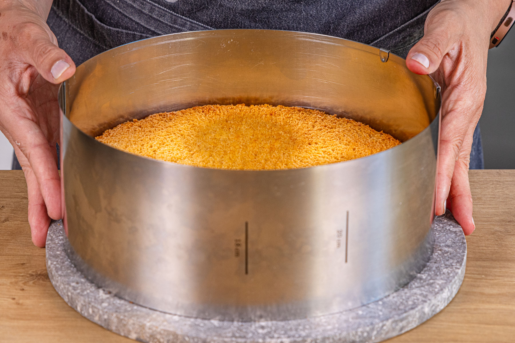 Sommerliche Erdbeer-Joghurt-Torte mit fluffigem Biskuitboden | Rezept