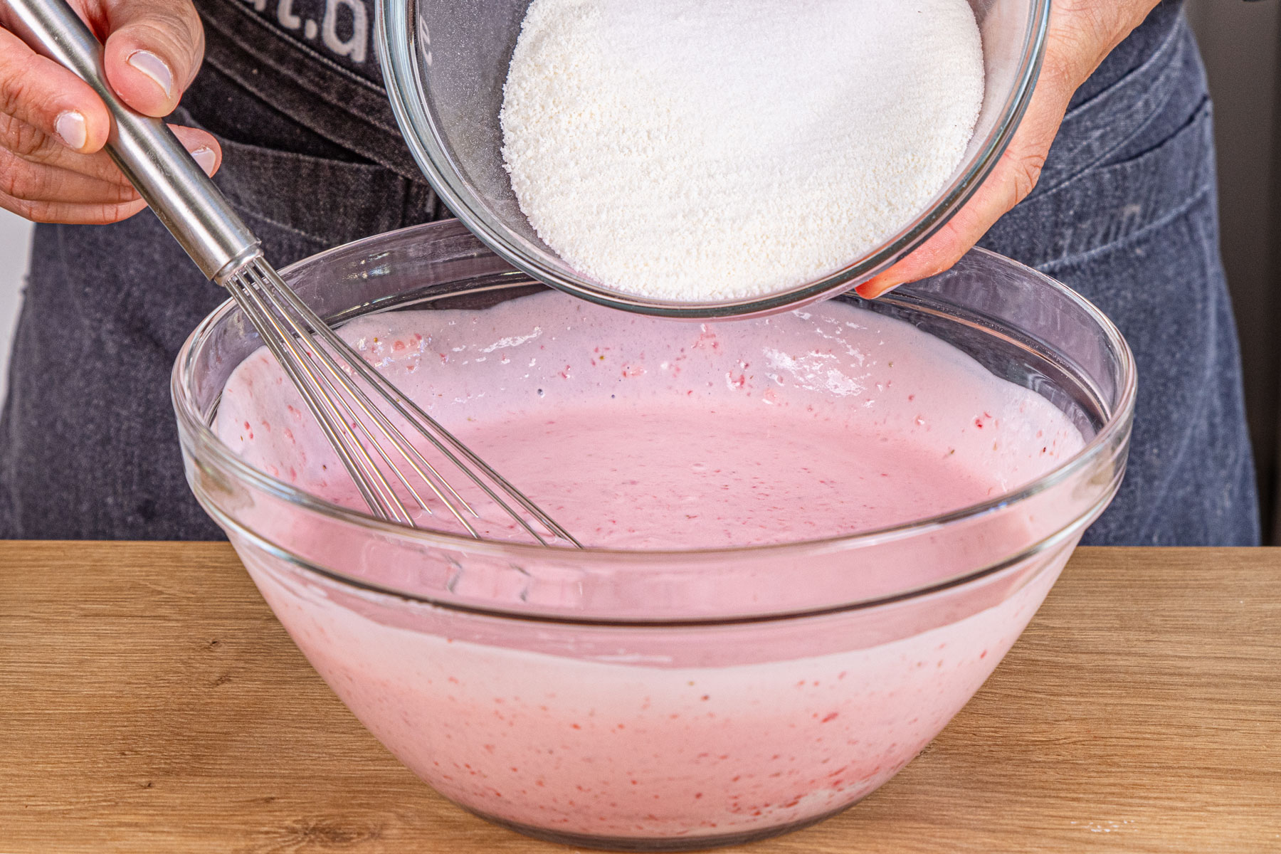 Sommerliche Erdbeer-Joghurt-Torte mit fluffigem Biskuitboden | Rezept