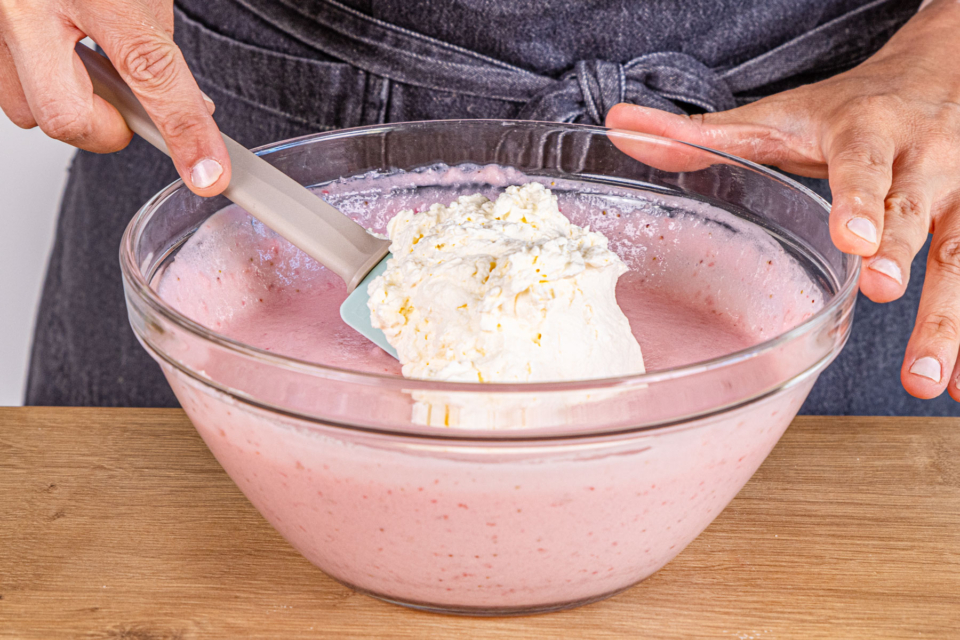 Sommerliche Erdbeer-Joghurt-Torte mit fluffigem Biskuitboden | Rezept
