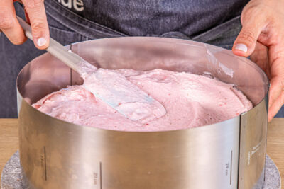 Erdbeercreme verteilen