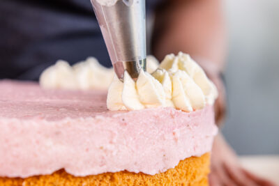 Erdbeer-Joghurt-Torte mit Sahne dekorieren