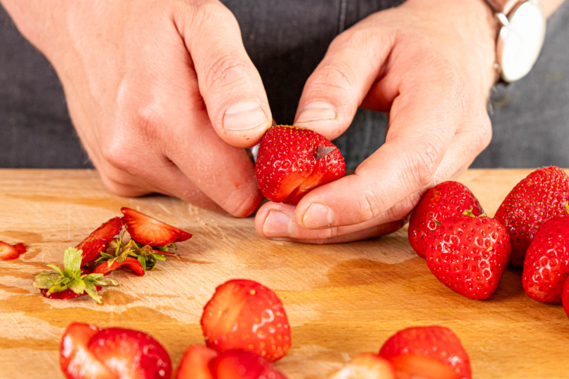 Erdbeeren putzen und klein schneiden