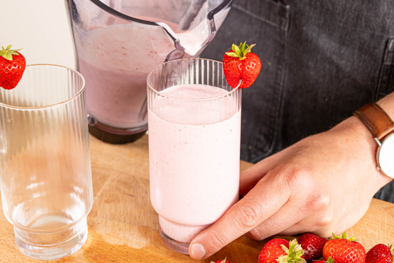 Erdbeer-Milchshake in vorgekühlte Gläser geben