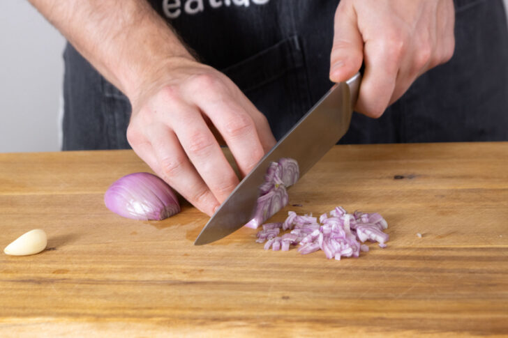 Zwiebel in kleine Würfel schneiden.