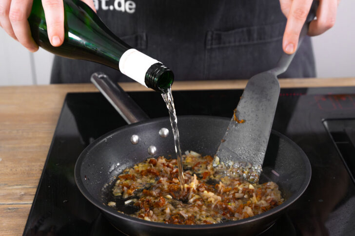 Mit Weißwein ablöschen.
