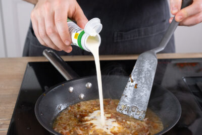 Kochsahne zur Sauce zugeben.