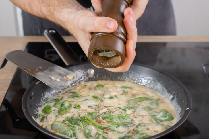 Die Sahnesauce mit Pfeffer abeschmecken.