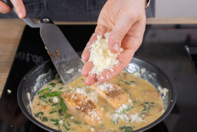 Parmesan in die Sauce geben.