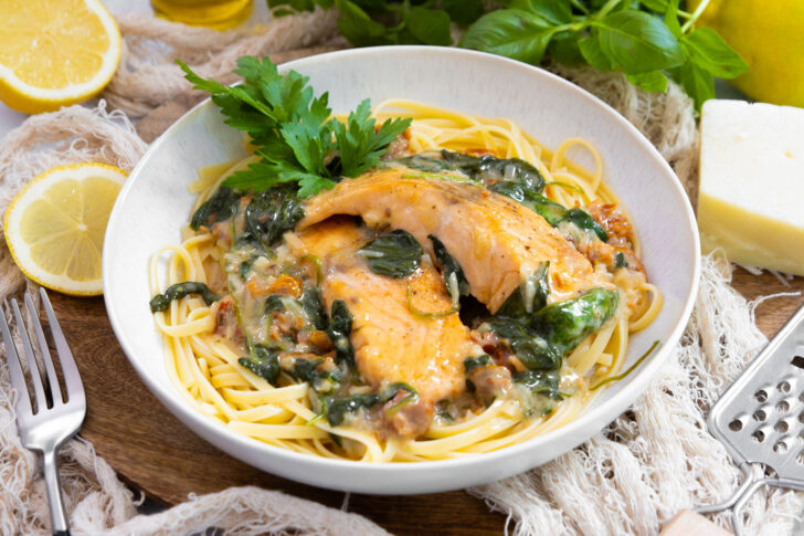 Gebratener Lachs in Sahnesauce.