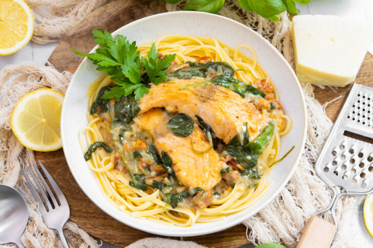 Gebratener Lachs in Sahnesauce.