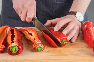Paprika längs aufschneiden