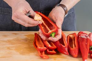Kerngehäuse von Spitzpaprika entfernen