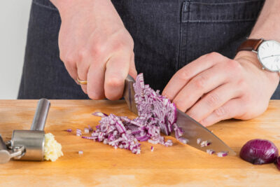 Zwiebel und Knoblauch zerkleinern