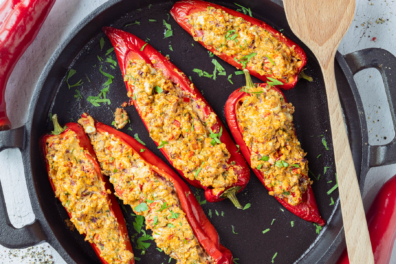 gefüllte Spitzpaprika in Auflaufform, Vogelperspektive