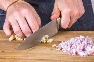 Knoblauch feinhacken
