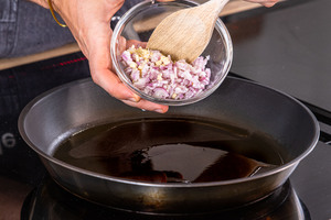 Zwiebel & Knoblauch in die Pfanne geben