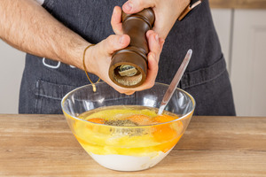 Quarkmasse mit Pfeffer würzen
