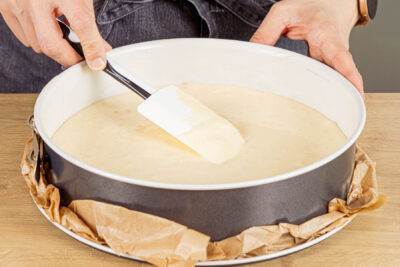 Biskuitteig in die Springform füllen und backen