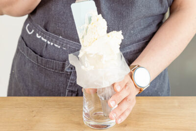 Sahnecreme in einen Spritzbeutel füllen