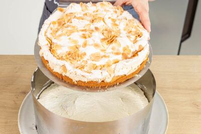 Baiserhaube auf die Gewittertorte legen