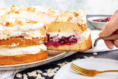 Ein Stück Gewittertorte rausnehmen