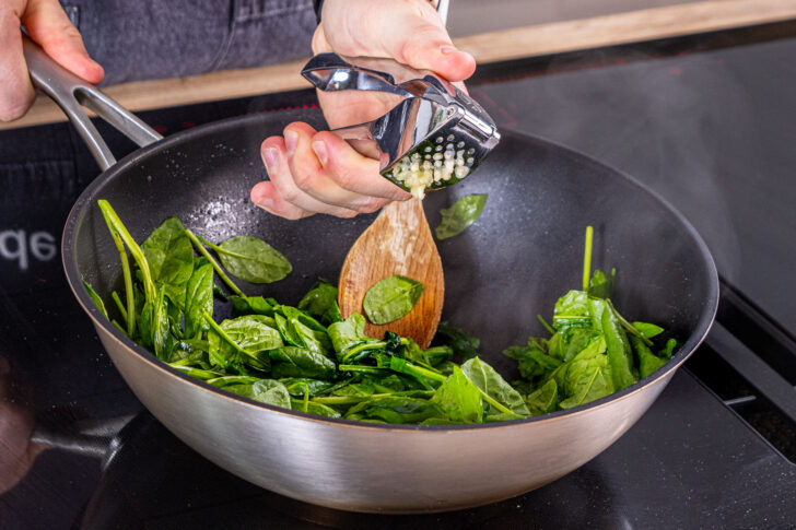 Knoblauch pressen