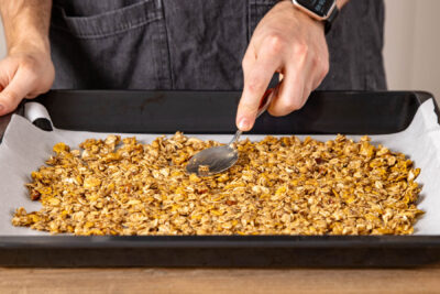 Granola auf Backblech verteilen
