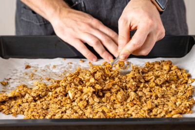 Granola ohne Zucker umrühren