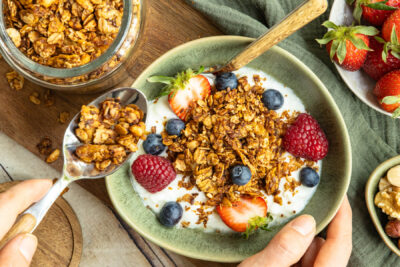 Granola ohne Zucker auf Joghurt verteilen