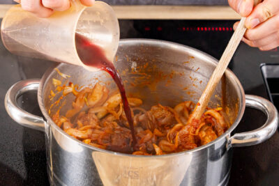 Gulasch mit Rotwein ablöschen