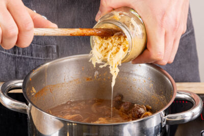 Sauerkraut zum Gulasch geben