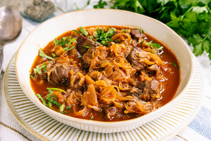 Gulasch mit Sauerkraut