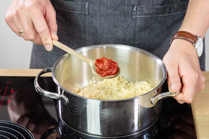 Tomatenmark dazugeben