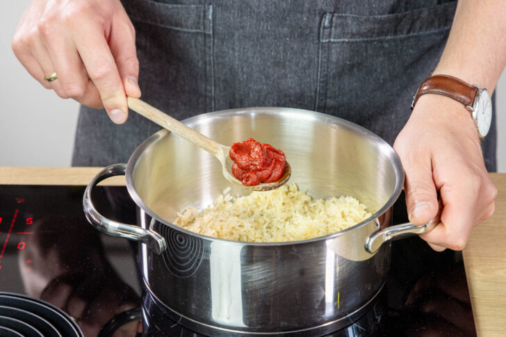 Tomatenmark dazugeben