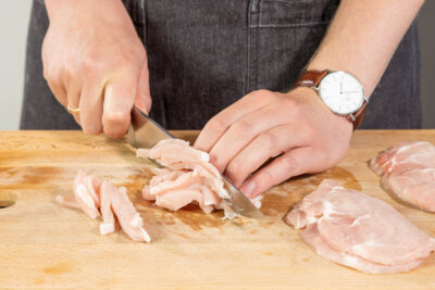 Fleisch in Streifen schneiden