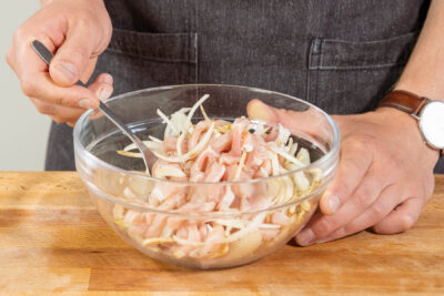 Zwiebel und Fleisch würzen