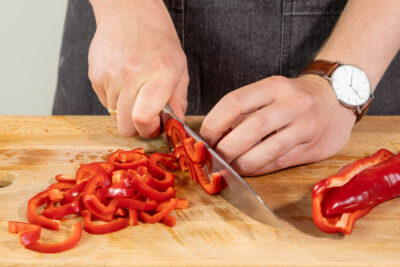 Paprika in Streifen schneiden