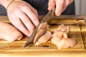 Hähnchen schneiden