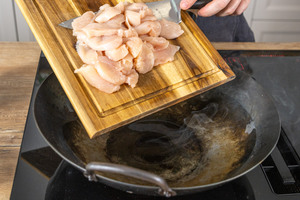 Hähnchen in Pfanne geben
