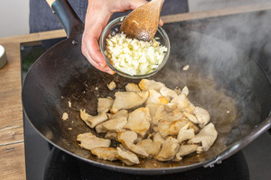 Zwiebeln in Pfanne geben