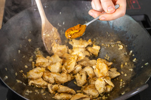 Currypaste in Pfanne geben