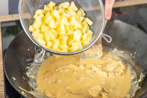 Ananas in Pfanne geben