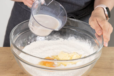 Hefemilch dazu gießen